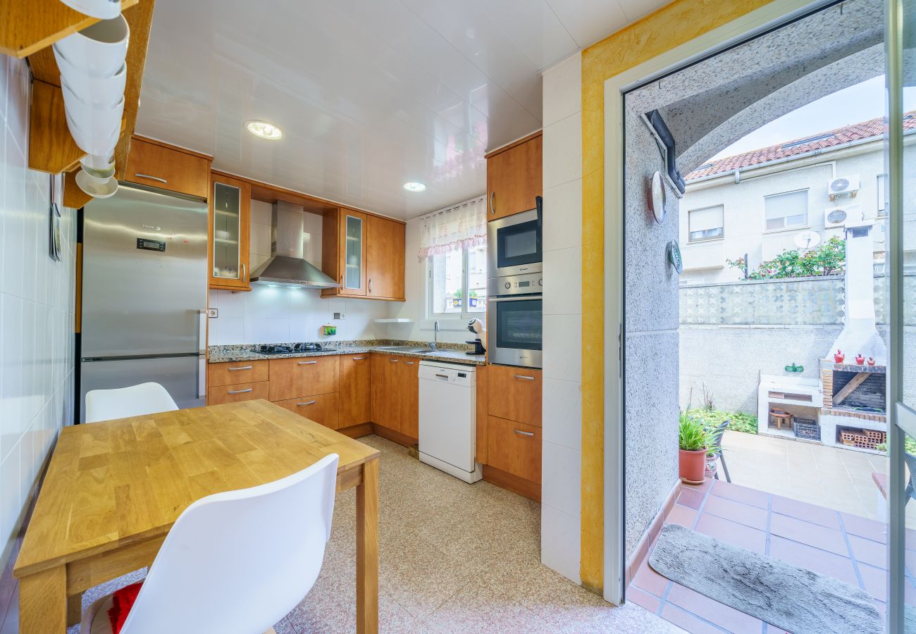 Casa adosada en Santa Susana - HomeHolidaysRentals Espriu- Costa Barcelona