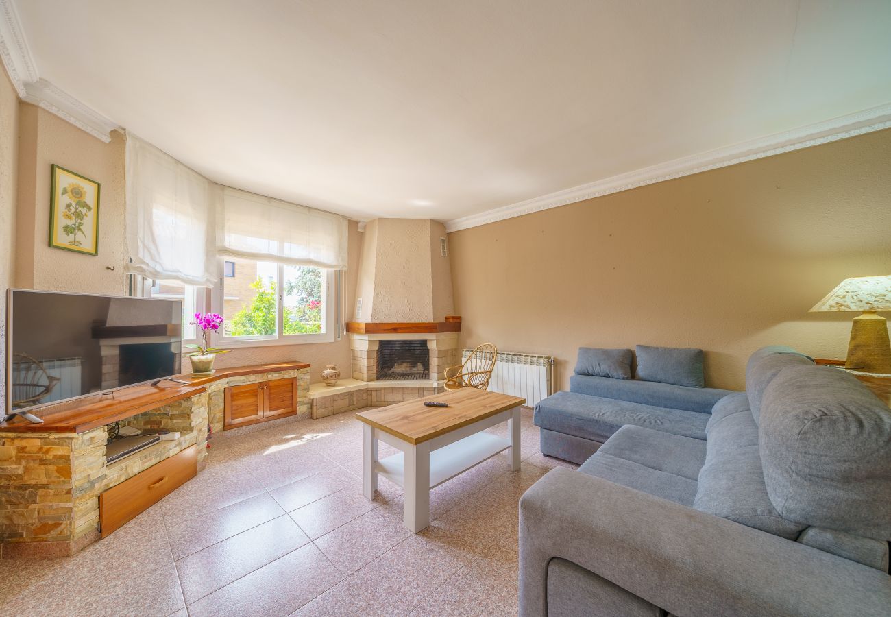 Casa adosada en Santa Susana - HomeHolidaysRentals Espriu- Costa Barcelona