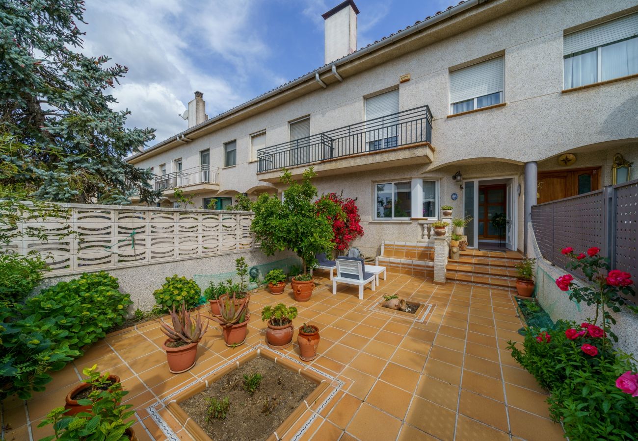 Casa adosada en Santa Susana - HomeHolidaysRentals Espriu- Costa Barcelona