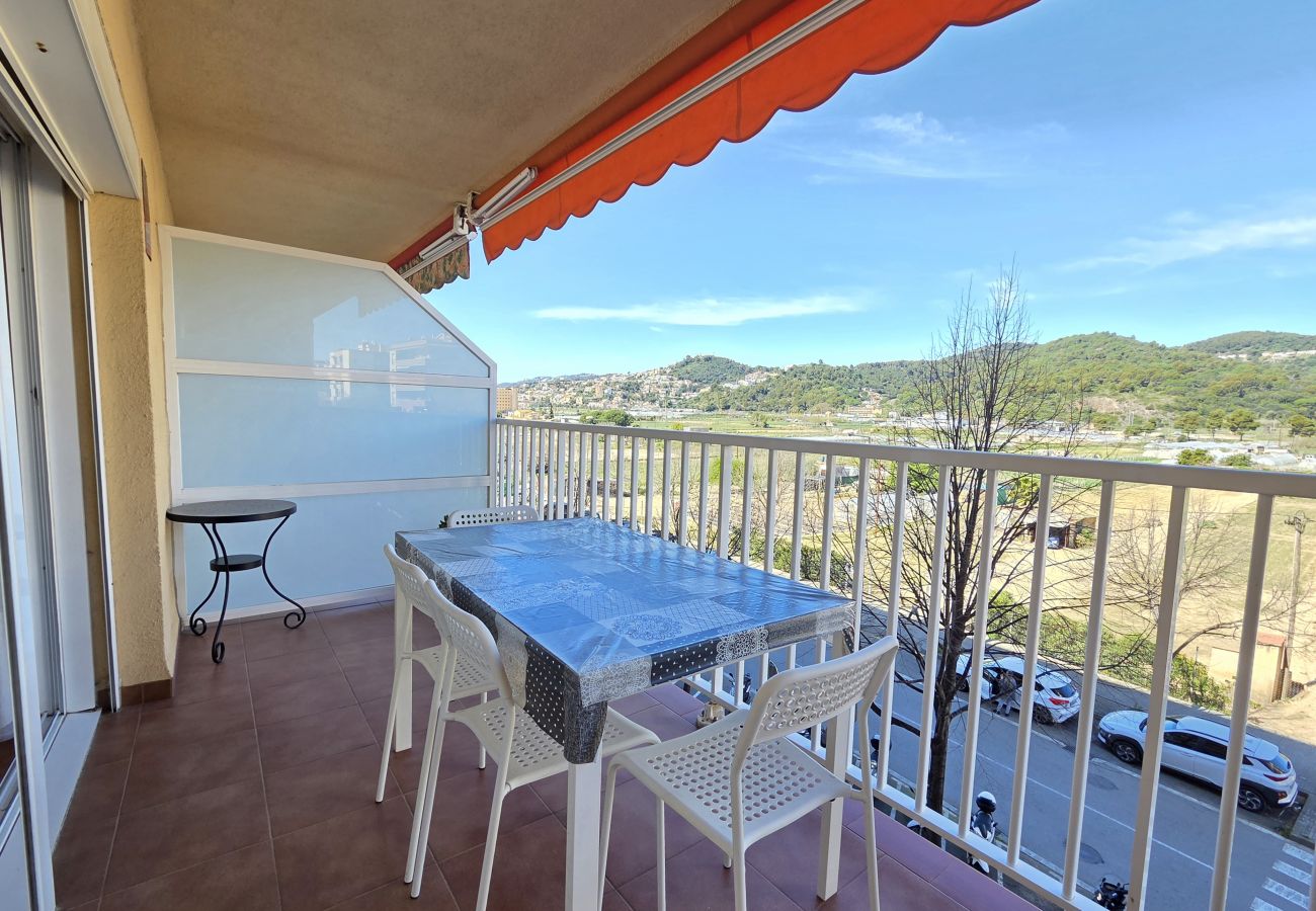 Balcón con vistas a la montaña.