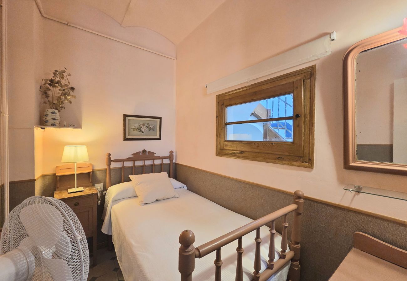Casa adossada en Sant Pol de Mar - HomeHolidaysRentals  Villa Mediterranea- Costa Bar