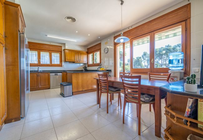 Villa in Santa Susana - HomeHolidaysRentals Happy Family-Costa Barcelon
