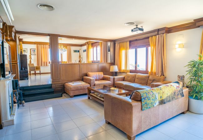 Villa in Santa Susana - HomeHolidaysRentals Happy Family-Costa Barcelon