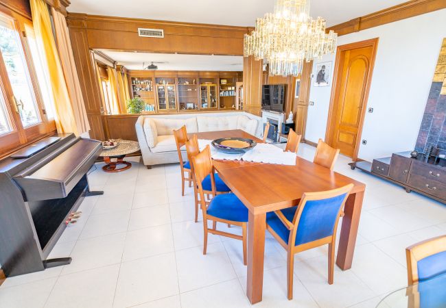 Villa in Santa Susana - HomeHolidaysRentals Happy Family-Costa Barcelon