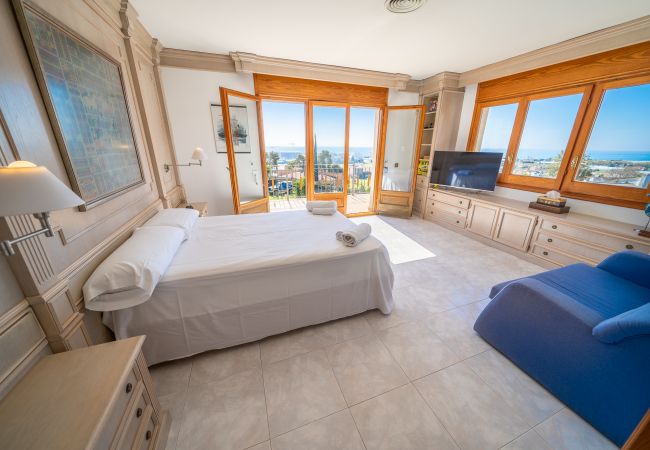 Villa in Santa Susana - HomeHolidaysRentals Happy Family-Costa Barcelon