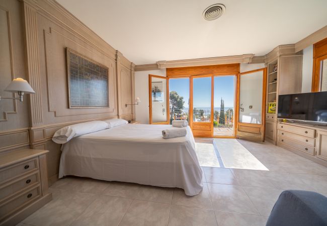 Villa in Santa Susana - HomeHolidaysRentals Happy Family-Costa Barcelon