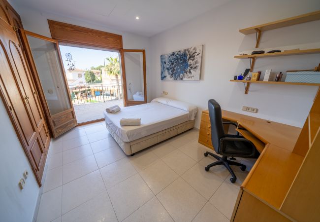 Villa in Santa Susana - HomeHolidaysRentals Happy Family-Costa Barcelon