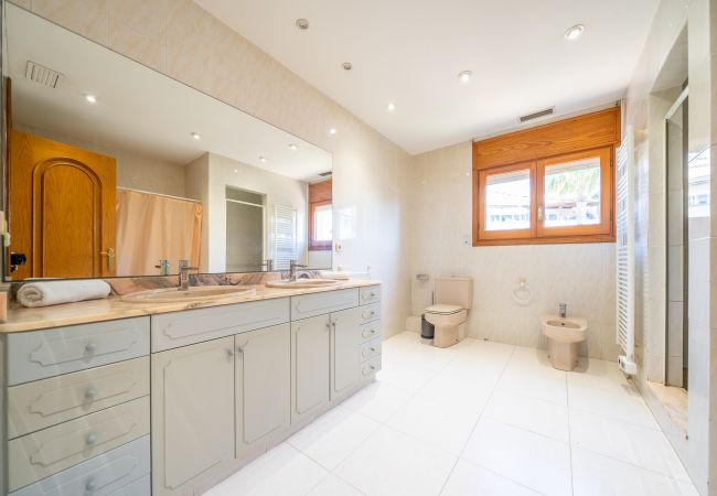 Villa in Santa Susana - HomeHolidaysRentals Happy Family-Costa Barcelon