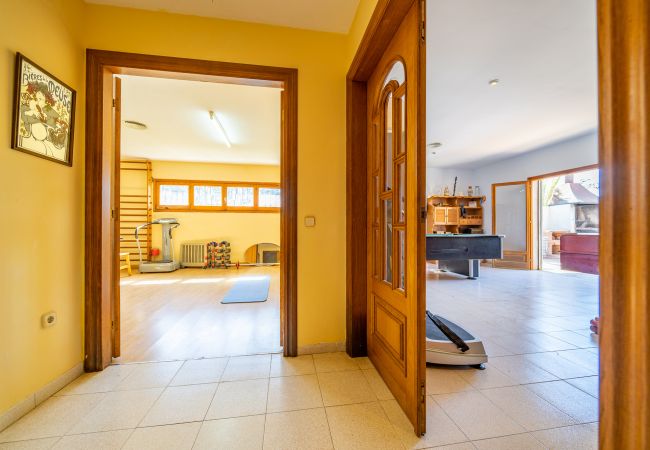 Villa in Santa Susana - HomeHolidaysRentals Happy Family-Costa Barcelon