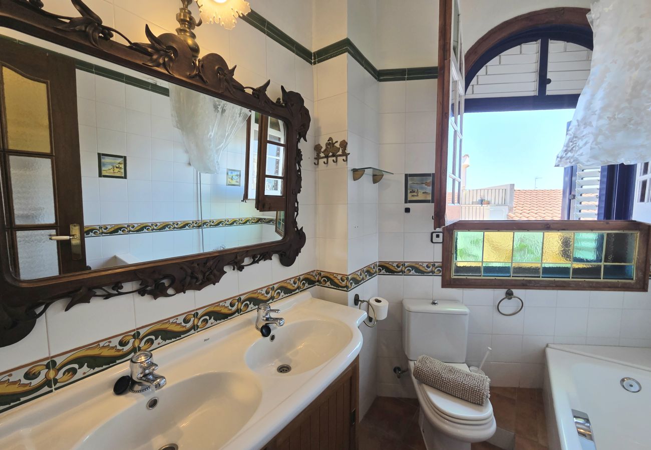 Maison mitoyenne à Sant Pol de Mar - HomeHolidaysRentals  Villa Mediterranea- Costa Bar