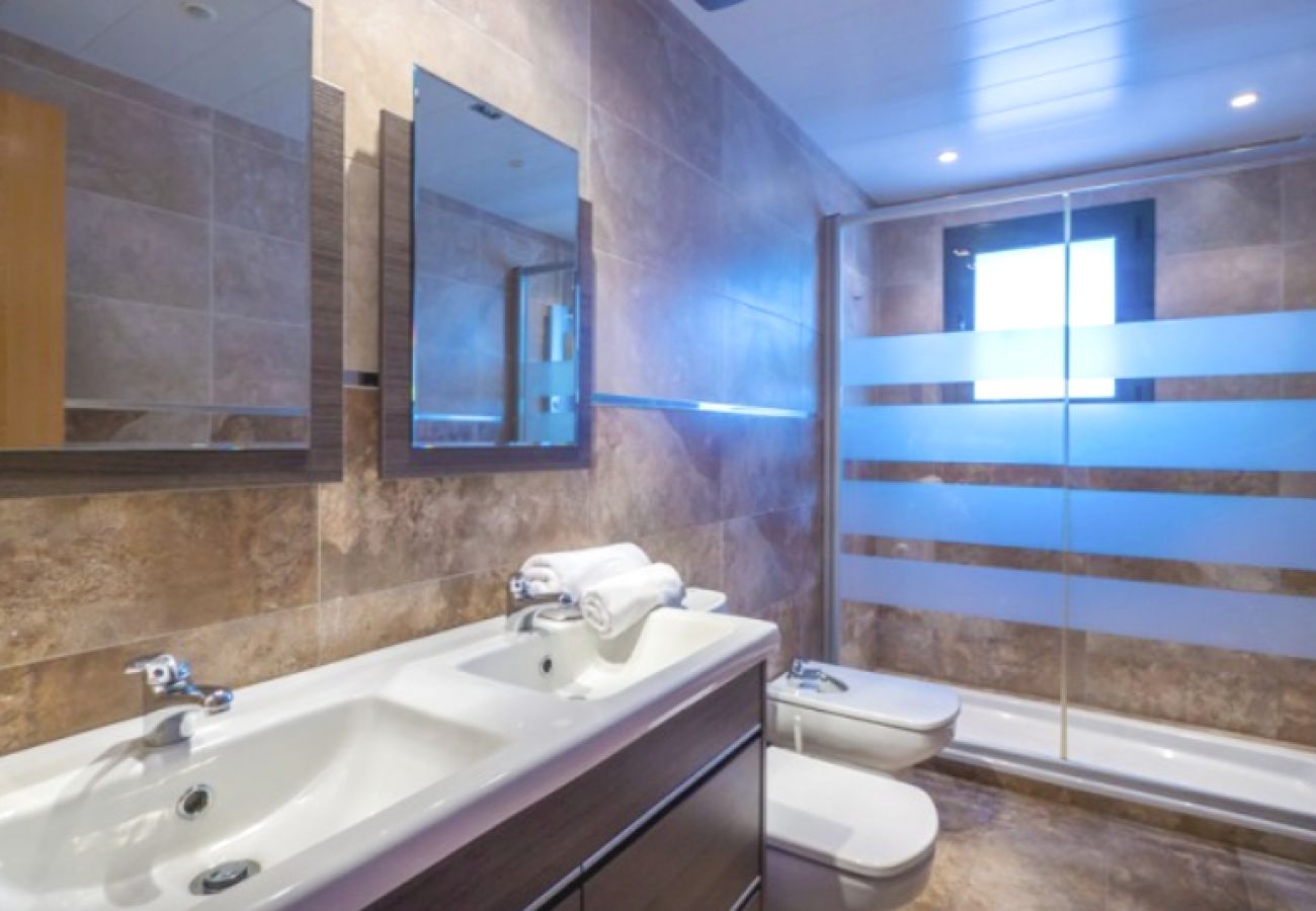 Villa in Calella - HomeHolidaysRentals Sand