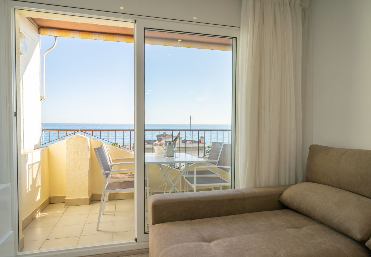 Apartment in Pineda de Mar - HomeHolidaysRentals Bluemar-Costa Barcelona