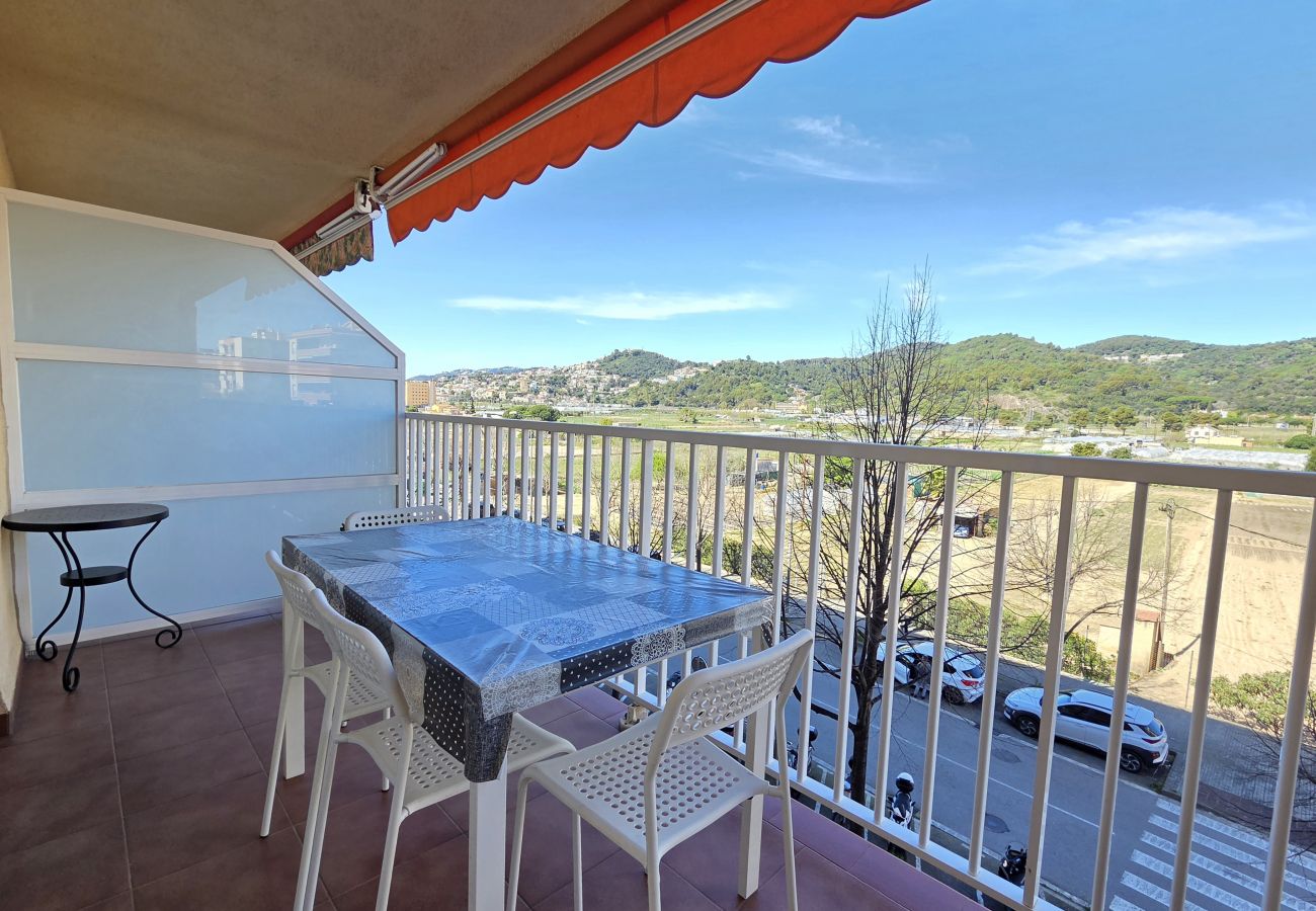 Balcón con vistas a la montaña.